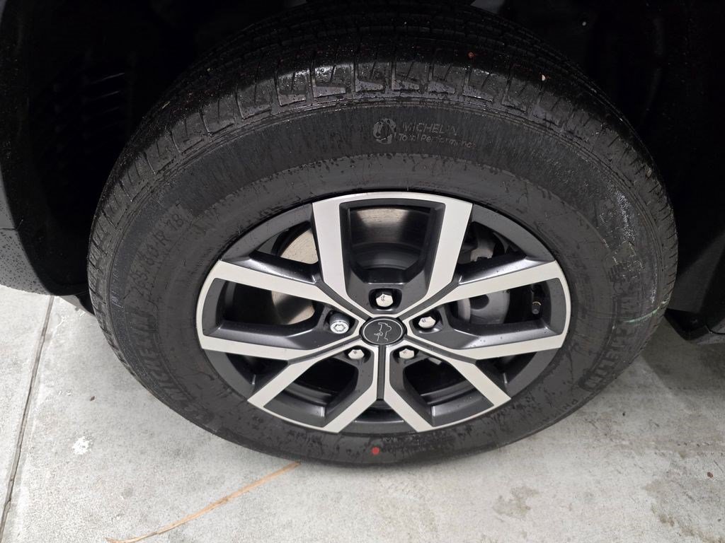 New 2027 Jeep Grand Cherokee Laredo X RWD image 9