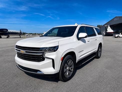 Used 2022 Chevrolet Suburban LT w/ Luxury Package RWD image 3
