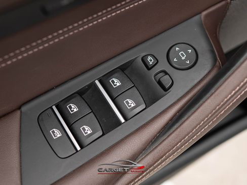 Used 2021 BMW M550i xDrive w/ Premium Package image 42