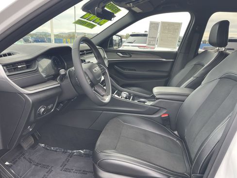 Used 2026 Jeep Grand Cherokee Altitude AWD/4WD image 17