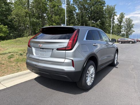 Used 2024 Cadillac XT4 Luxury w/ Cold Weather Package FWD image 9