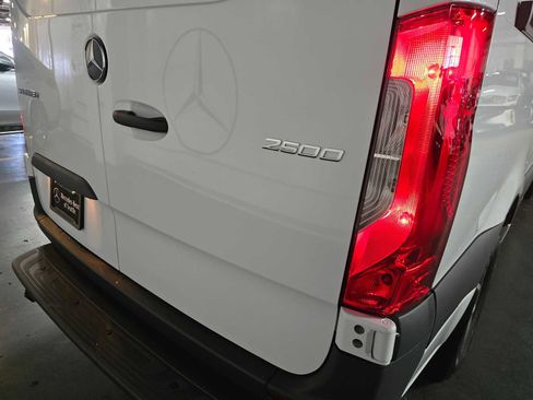 Used 2025 Mercedes-Benz Sprinter 2500 image 18