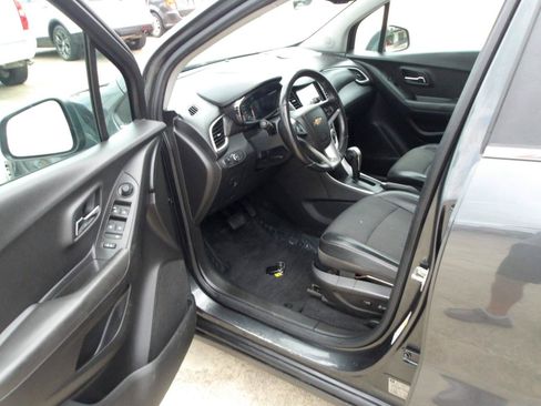 Used 2017 Chevrolet Trax LT w/ LT Convenience Package FWD image 12