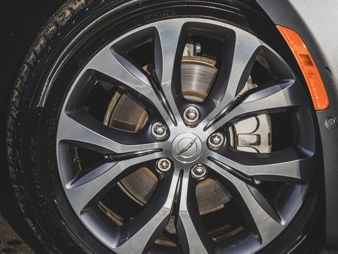 Used 2020 Chrysler Pacifica Limited FWD image 28