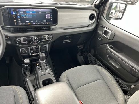 Used 2024 Jeep Gladiator Sport AWD/4WD image 17