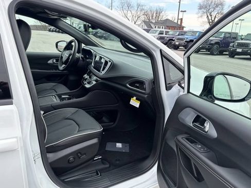 New 2026 Chrysler Pacifica Limited w/ S Appearance Package FWD image 27