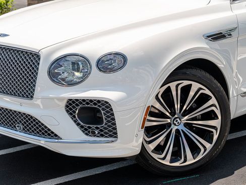Used 2021 Bentley Bentayga Plug-In Hybrid AWD/4WD image 3