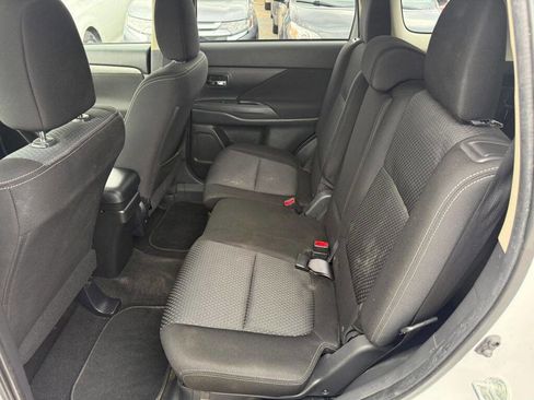 Used 2016 Mitsubishi Outlander SE image 24
