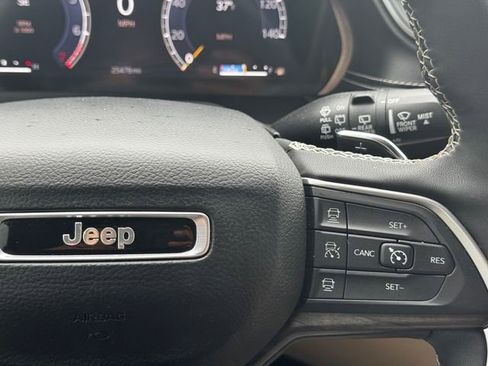 Certified 2025 Jeep Grand Cherokee Limited w/ Black Appearance Package image 26