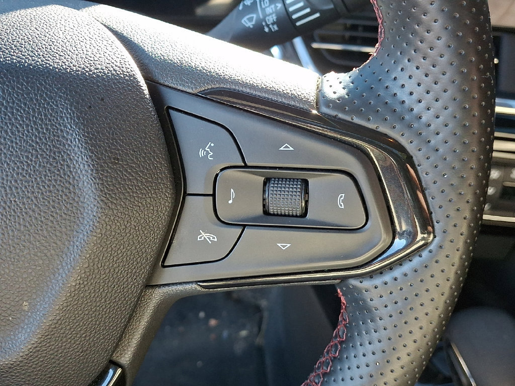 Used 2024 Chevrolet Trax RS w/ Sunroof Package FWD image 28