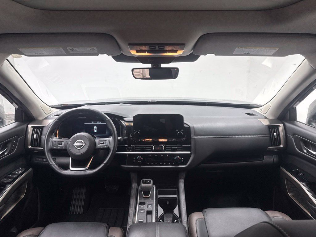 Used 2025 Nissan Pathfinder Platinum FWD image 12