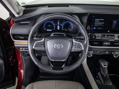 Used 2025 Toyota Grand Highlander AWD image 31