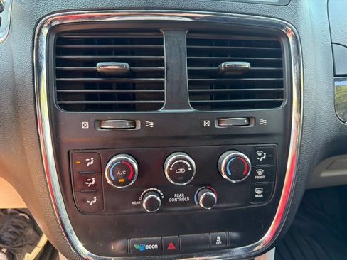 Used 2018 Dodge Grand Caravan SXT FWD image 33