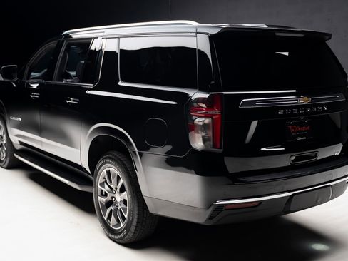 Used 2024 Chevrolet Suburban LT w/ Luxury Package RWD image 24