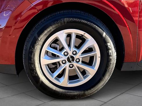 Used 2024 Kia Carnival LX image 9