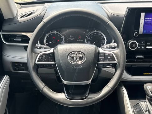 Used 2023 Toyota Highlander XLE AWD/4WD image 14