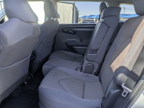 Used 2023 Toyota Highlander L image 27