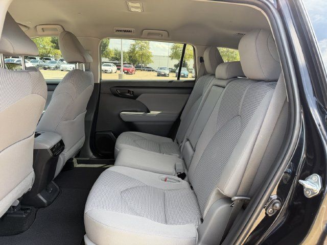 Used 2025 Toyota Highlander LE FWD image 24