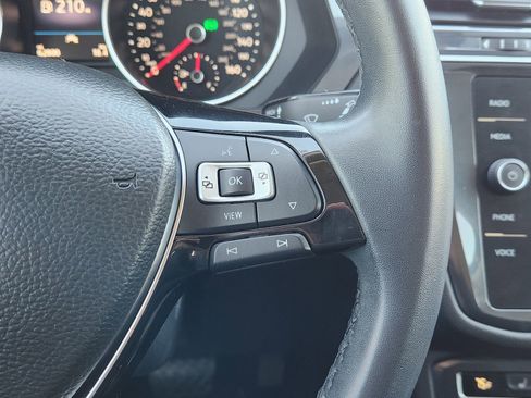 Used 2020 Volkswagen Tiguan SE w/ Panoramic Sunroof Package image 34