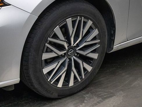 Used 2024 Nissan Altima 2.5 SV AWD/4WD image 7