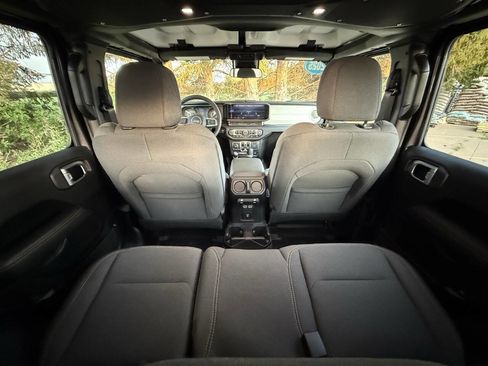 Used 2025 Jeep Wrangler Unlimited Sahara image 19