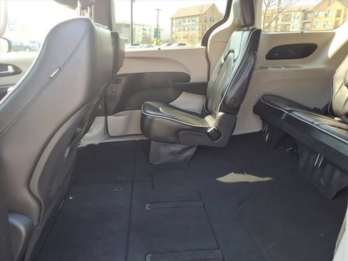 Used 2023 Chrysler Pacifica Limited FWD image 22