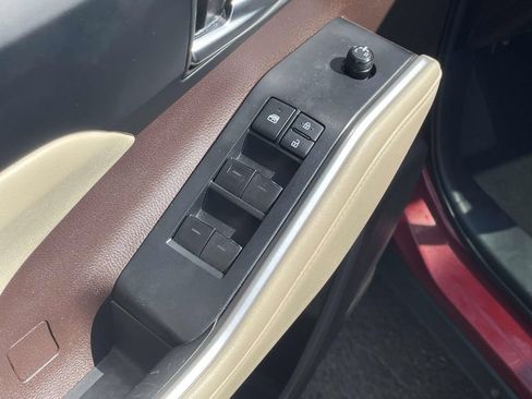 Used 2021 Toyota Highlander XLE AWD/4WD image 21