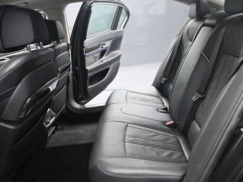 Used 2022 BMW 740i w/ Premium Package image 13