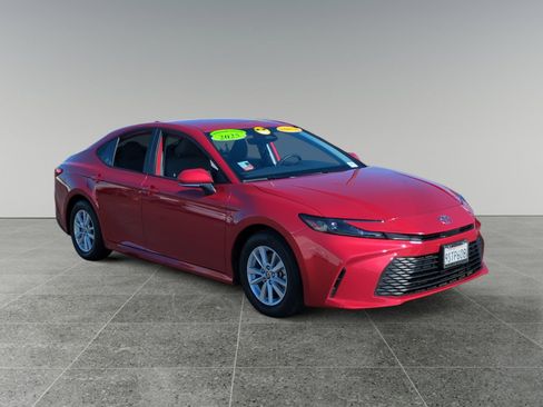 Used 2025 Toyota Camry LE image 7