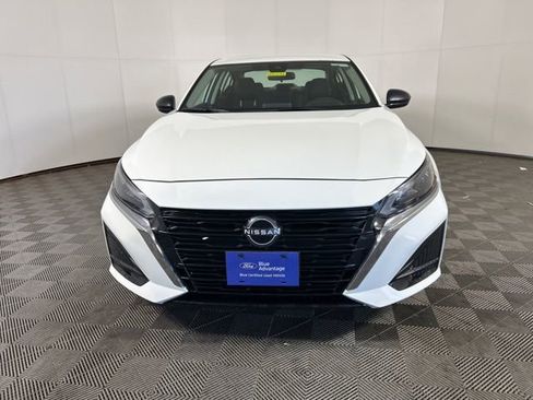 Used 2025 Nissan Altima 2.5 SV FWD image 2