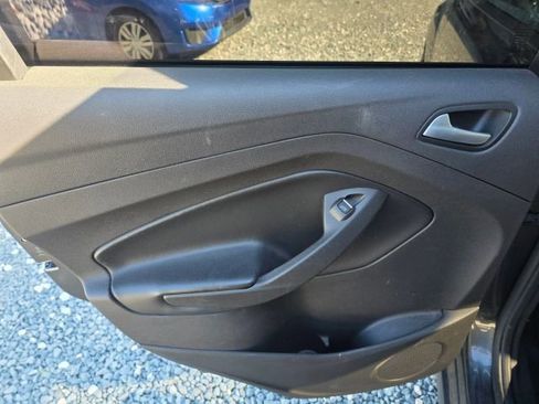 Used 2017 Ford C-MAX Energi SE w/ Equipment Group 402A FWD image 18