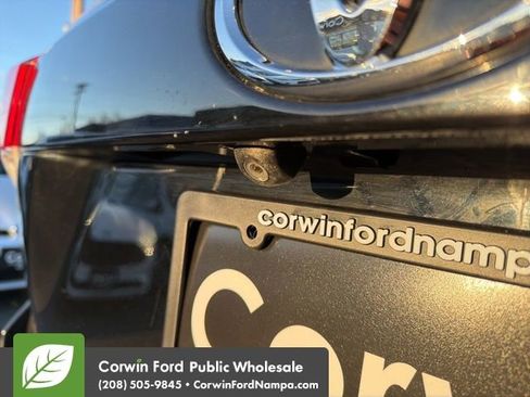 Used 2018 Toyota Highlander XLE w/ Carpet Mat Package (TMS) image 11