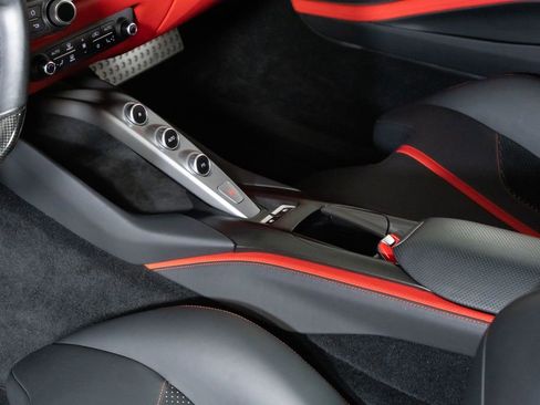 Used 2018 Ferrari 812 Superfast RWD image 32