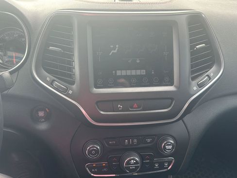 Used 2020 Jeep Cherokee Trailhawk w/ Cold Weather Group AWD/4WD image 13