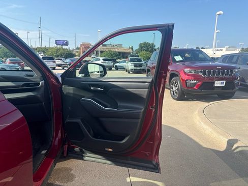 Used 2020 Toyota Highlander XLE AWD/4WD image 17