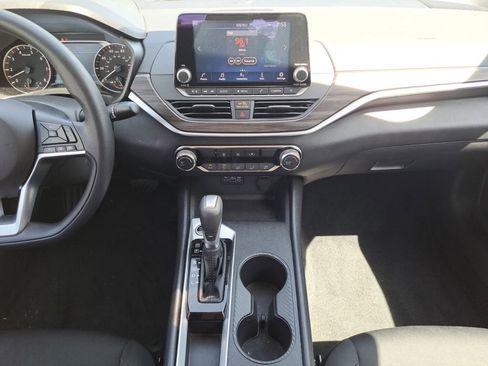 Used 2025 Nissan Altima 2.5 SV image 11