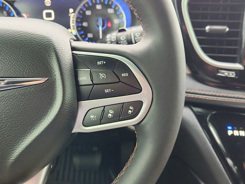 Used 2025 Chrysler Pacifica Pinnacle FWD image 33