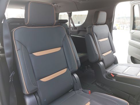 Used 2022 GMC Yukon XL AT4 AWD/4WD image 11