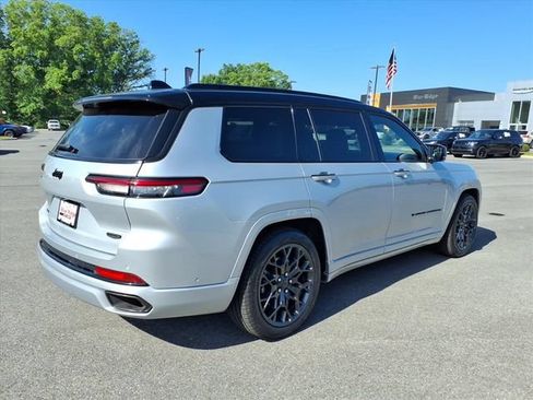 Used 2023 Jeep Grand Cherokee L Summit AWD/4WD image 4