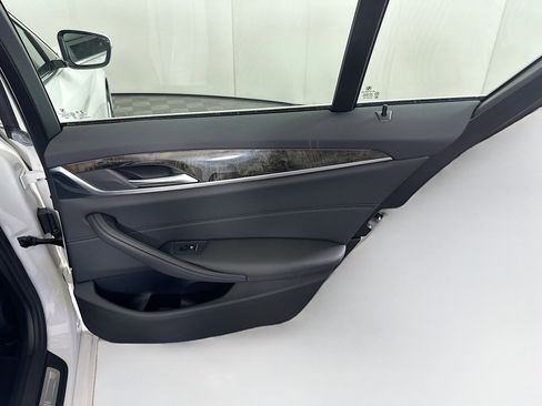 Used 2023 BMW 530i w/ Convenience Package image 32