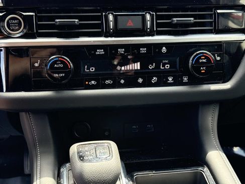 Used 2024 Nissan Pathfinder SL FWD image 27