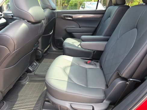 Used 2026 Toyota Highlander Platinum AWD/4WD image 23