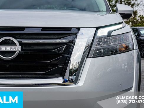 Used 2025 Nissan Pathfinder SL w/ SL Premium Package image 12