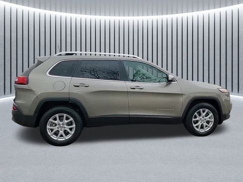 Used 2017 Jeep Cherokee Latitude image 2