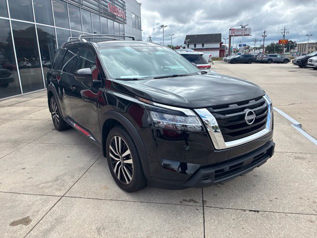 Used 2024 Nissan Pathfinder Platinum FWD image 3