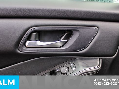 Used 2024 Nissan Rogue SV image 36