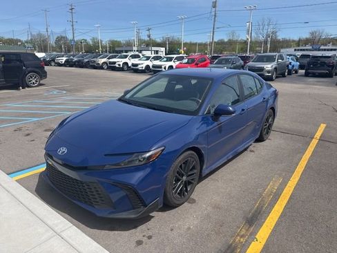 Used 2025 Toyota Camry SE w/ Convenience Package FWD image 1