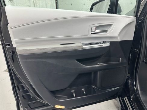 Used 2025 Toyota Sienna XLE image 8