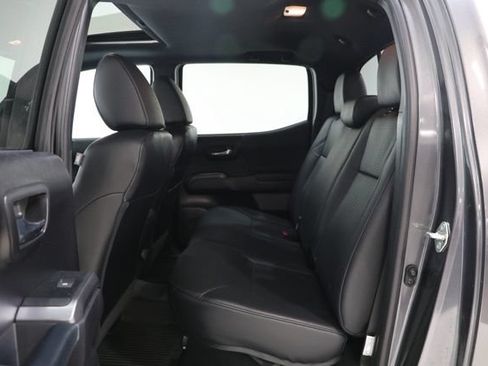 Used 2020 Toyota Tacoma TRD Sport w/ TRD Premium Sport Package AWD/4WD image 31