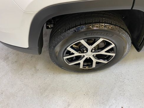 Used 2024 Jeep Grand Cherokee Limited AWD/4WD image 13
